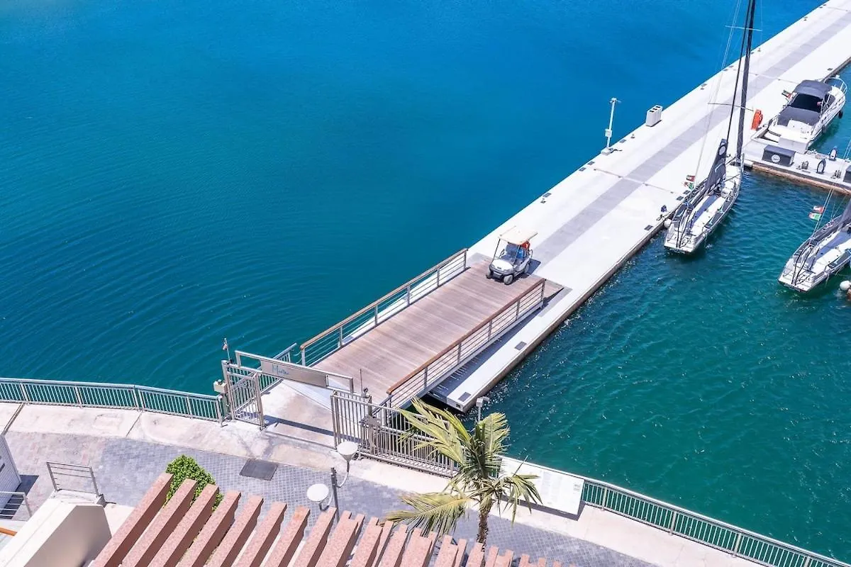 Sleek Studio Apartment At Palm Jumeirah With Ocean Vibes Dubai