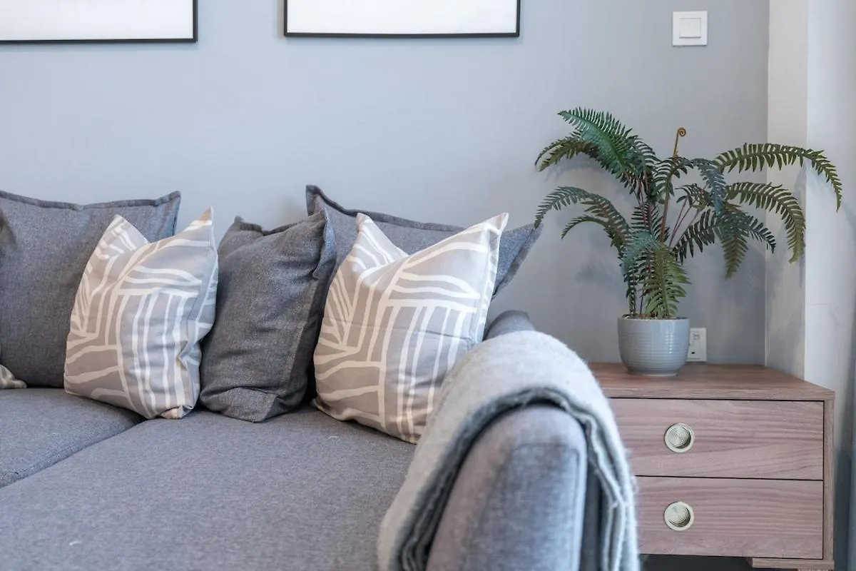 Sleek Studio Apartment At Palm Jumeirah With Ocean Vibes Dubai
